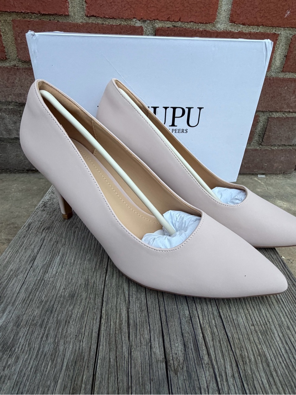 Women’s Pointed Toe Mid-Heel Pumps in nude